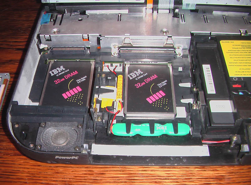 IBM ThinkPad 850. Cнят HDD и CD-ROM