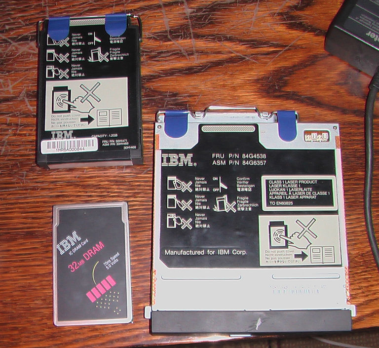 IBM ThinkPad 850. HDD, CD-ROM и модуль IC DRAM на 32MB