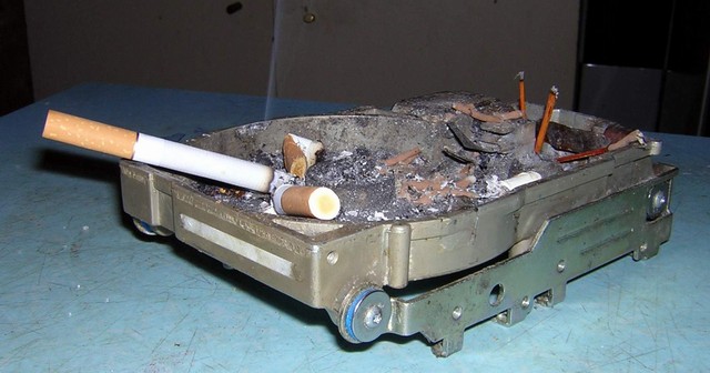 Мегарулезная пепельница из старого жесткого диска :-). Фото Galex