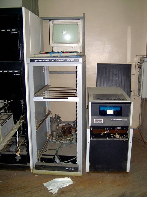 MERA-CAMAC 1300. Непосредственно часть коплекса MERA-CAMAC 1300, справа НЖМД. Фото - Yason