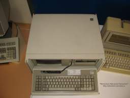 IBM PC Portable: вид сверху. Кликните для просмотра увеличенной фотографии